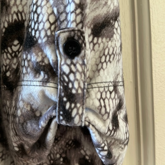 Last chance. Lot of (3) Tops - Picture 4 of 9